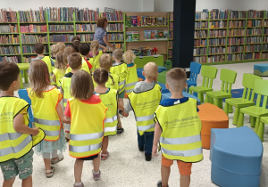 Dzieci wchodzą do biblioteki