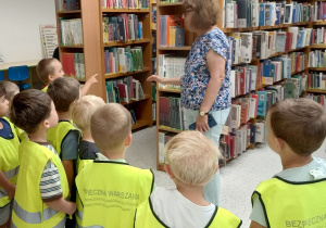 Dzieci patrzą na półki z książkami