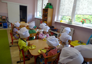 dzieci kroją banany i czekoladę