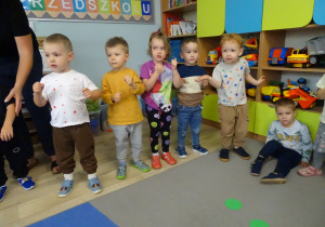 dzieci tańczą