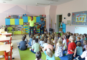 dzieci siedzą i słuchają