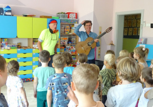 dzieci oglądają występ