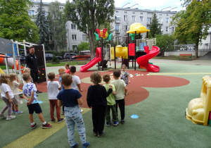 dzieci słuchają trenera
