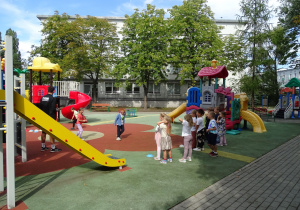 dzieci ćwiczą