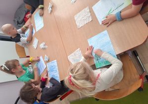 dzieci kreślą kreski