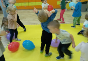 Zabawy z balonami w grupie Rumianki.