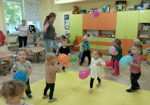 Zabawy z balonami w grupie Rumianki.