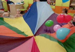 Wspólne zabawy z balonami i chustą animacyjną w grupie Rumianki.