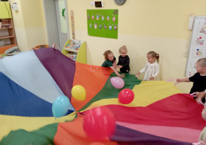 Wspólne zabawy z balonami i chustą animacyjną w grupie Rumianki.