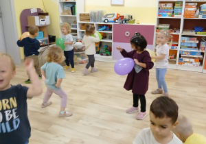 Dzieci z grupy Stokrotki tańczą z balonami do przedszkolnych piosenek.