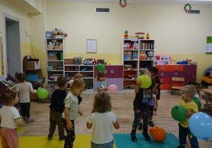 Dzieci z grupy Stokrotki tańczą z balonami do przedszkolnych piosenek.