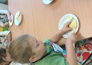 dzieci kroją jabłko
