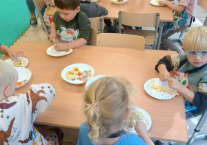 dzieci kroją jabłka