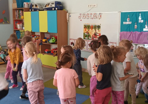 dzieci biegają