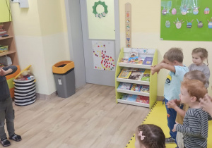 dziewczynka pokazuje ćwiczenie