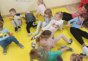 dzieci leżą na podłodze