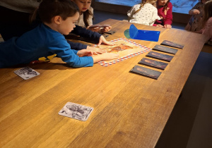 dzieci układają puzzle