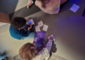dzieci w świetle uv szukają obrazków