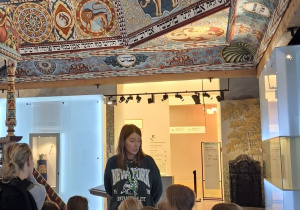 dzieci zwiedzają muzeum