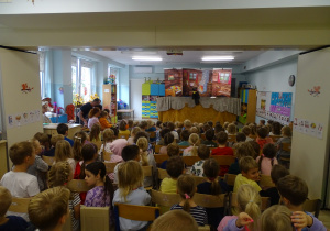 Dzieci oglądają spektakl.
