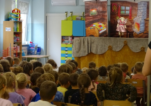 Kukiełki na scenie.