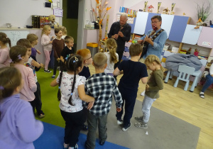 Dzieci tańczą.
