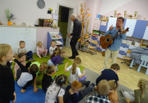Dzieci słuchają muzyki.