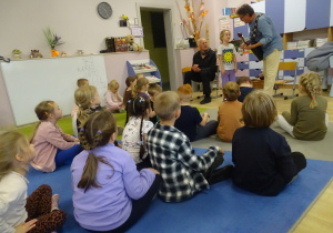 Dzieci rozmawiają z panami.