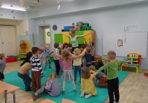 Dzieci robią wymachy rękoma.