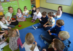 Dzieci słuchają muzyki.