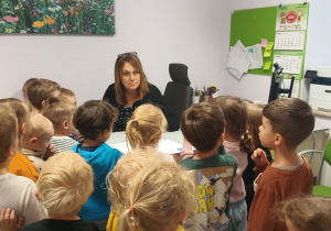 Wizyta przedszkolaków w gabinecie Pani Dyrektor.