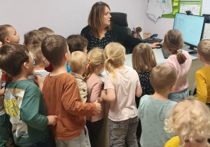 Dzieci poznają pracę dyrektora przedszkola.