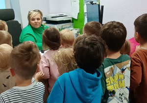 Dzieci witają się z Panią z sekretariatu.