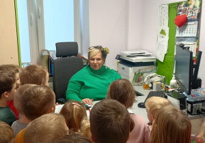 Dzieci z wizytą w sekretariacie.