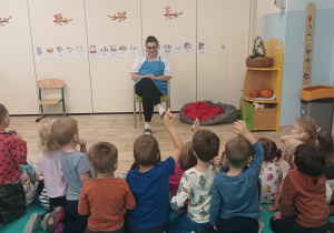 Dzieci rozmawiają z Panią kucharką.