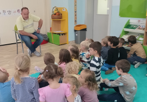 Dzieci zadają pytania Panu dozorcy.