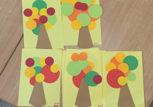 Drzewa zrobione z kółek origami.