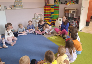 Dzieci oglądają ilustracje drzew.