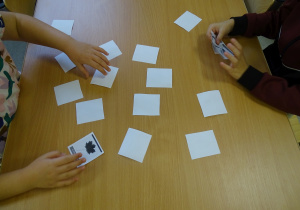 Dzieci grają w memory.