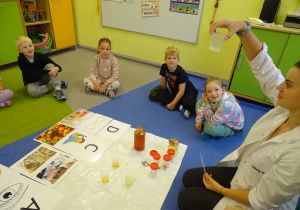 Dzieci ogladają eksperyment.