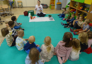 Dzieci poznają pracę naukowców.