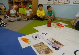 Dzieci rozmwiają o witaminach.