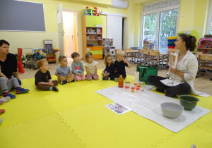 Dzieci poznają pracę w labolatorium.