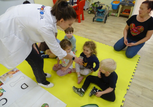 Dzieci wąchają różne mikstury.