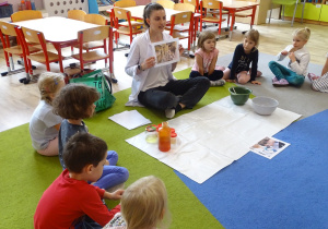 Dzieci oglądają ilustracje.