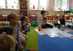 Dzieci rozmawiają o owocach.