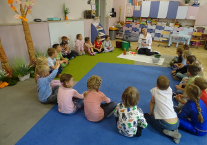 Dzieci uczestniczą w zajęciach.