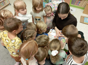 Wizyta Niezapominajek w bibliotece