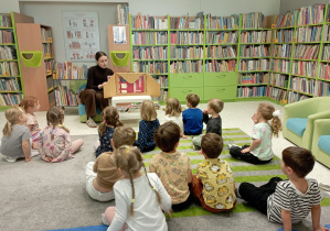 Dzieci oglądają teatrzyk.