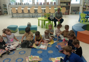 Niezapominajki oglądają książeczki w bibliotece.